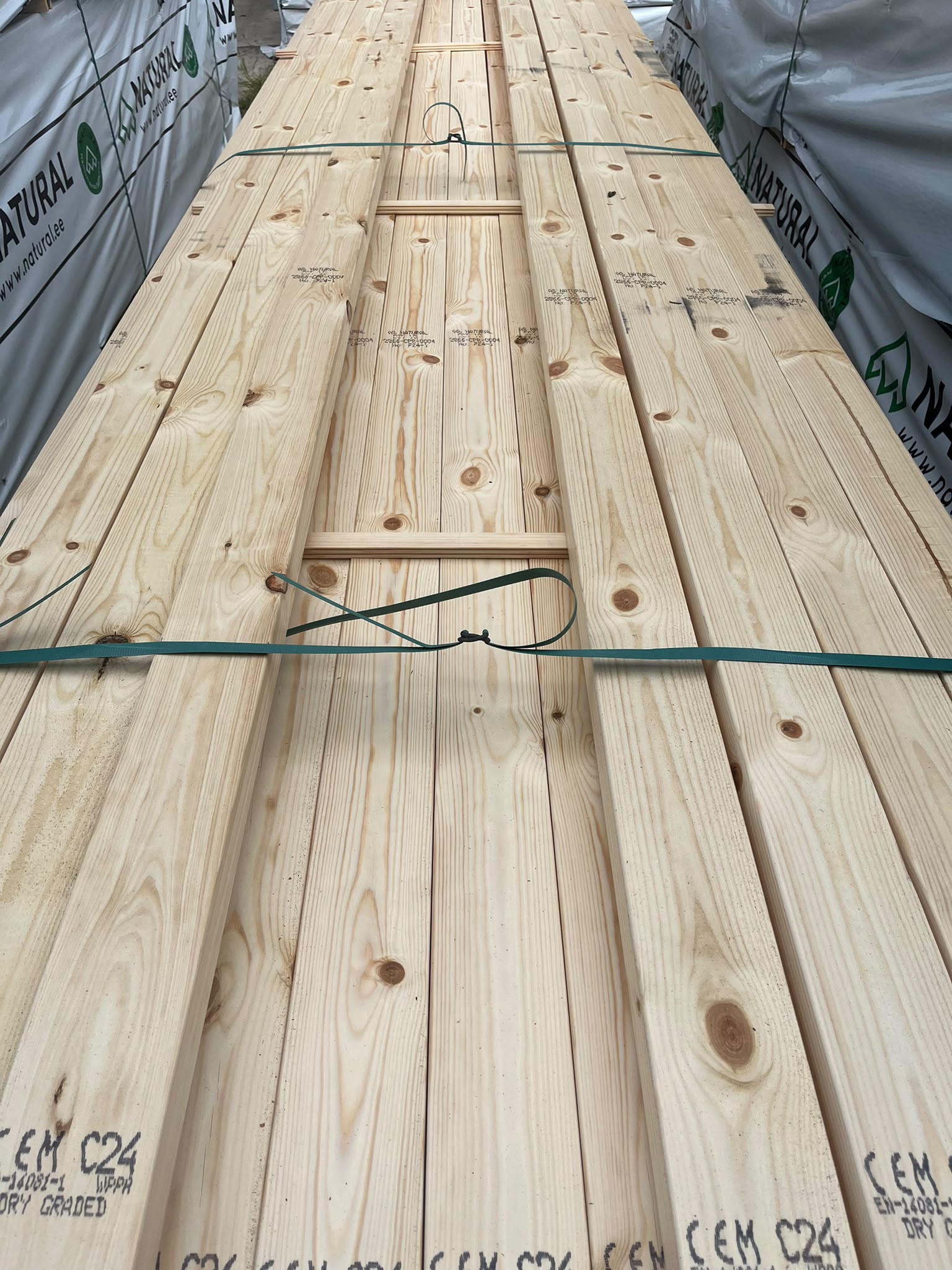 Dulap structural C24 din pin, calitate premium